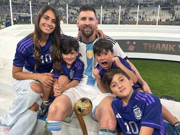 Messi bên cạnh gia đình khi vô địch World Cup 2022