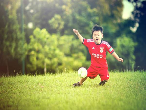 Giải đáp thắc mắc tại sao con trai thích chơi đá bóng