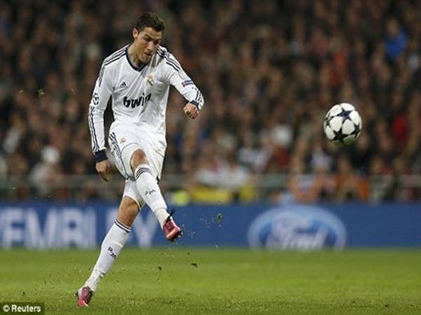 Cách sút bóng bằng mu bàn chân