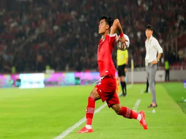 Phân tích kỹ thuật ném biên trong bóng đá và luật FIFA